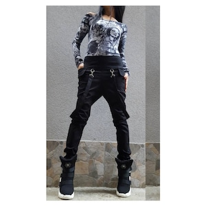Calça Preta Urbana/Calça Preta Larga/Calça Feminina Extravagante/Calça Preta Confortável/Calça Gótica/Calça com Bolsos Externos/Calça Harém Feminina
