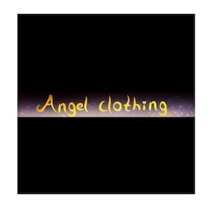 以下が含まれることがあります： 黒い背景に金色のグリッターを重ねたもの。テキスト「Angel clothing」は金色の筆文字で書かれています。