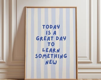 Puede incluir: Un póster enmarcado con un fondo a rayas azul claro y crema. El texto azul "TODAY IS A GREAT DAY TO LEARN SOMETHING NEW" está escrito en una fuente manuscrita. El marco es de color marrón claro.