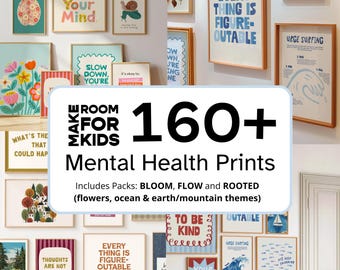 Może przedstawiać: Kolekcja oprawionych grafik ściennych z różnymi ilustracjami i motywującymi tekstami, takimi jak Be Kind To Your Mind, Every Thing Is Figureoutable oraz Urge Surfing. Centralny tekst głosi Make Room For Kids 160+ Mental Health Prints, Includes Packs: Bloom, Flow and Rooted.