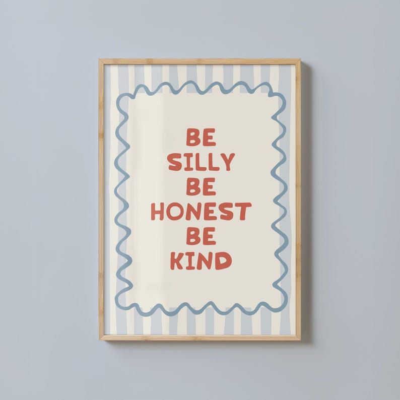 Puede incluir: Un cartel enmarcado con las palabras "BE SILLY BE HONEST BE KIND" en letras rojas. El cartel tiene un fondo crema con un borde ondulado azul y un fondo a rayas azul claro.