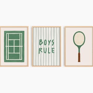 Könnte beinhalten: Drei gerahmte Drucke mit Tennismotiv. Einer zeigt einen grünen Tennisplatz, ein anderer hat vertikale Streifen und den Text "BOYS RULE", und der dritte zeigt einen grünen Tennisschläger mit braunem Griff.