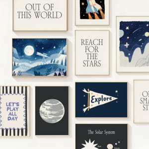 Może przedstawiać: Kolekcja oprawionych wydruk&oacute;w artystycznych o tematyce kosmicznej i astronomicznej. Wydruki zawierają frazy takie jak "Out of This World" i "Reach for the Stars", a także ilustracje planet, rakiet i teleskopu pod rozświetlonym księżycem niebem. Paleta kolor&oacute;w to gł&oacute;wnie niebieski i biały.