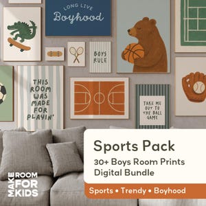 Può includere: Una collezione di stampe artistiche da parete a tema sportivo che include un orso con un pallone da basket, un coccodrillo su uno skateboard, un guantone da baseball, una racchetta da tennis e diagrammi di campi da basket con testi come Long Live Boyhood.