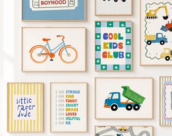 Może przedstawiać: Galeria ścienna z oprawionymi grafikami przedstawiającymi ilustracje niebieskiego roweru, czerwonego piętrowego autobusu, pojazdów budowlanych oraz plakaty z napisami takimi jak Long Live Boyhood, Cool Kids Club i Little Racer Dude.