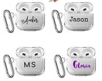 Peut inclure: Quatre étuis transparents en plastique pour AirPod avec un mousqueton. Chaque étui porte un nom différent imprimé dessus : Amber, Jason, Mis et Gloria. Les noms sont dans des polices et des couleurs différentes.