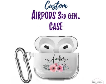 Peut inclure: Un étui transparent en plastique pour AirPods de 3ème génération avec un motif floral et le nom "Amber" imprimé sur le devant. L'étui est doté d'un mousqueton argenté.