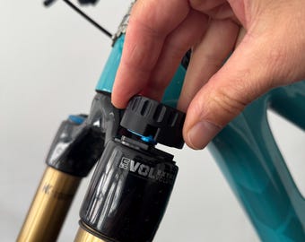 FOX Top Cap Opener | Practical for workshop and trail use | Sturdy and easy to use