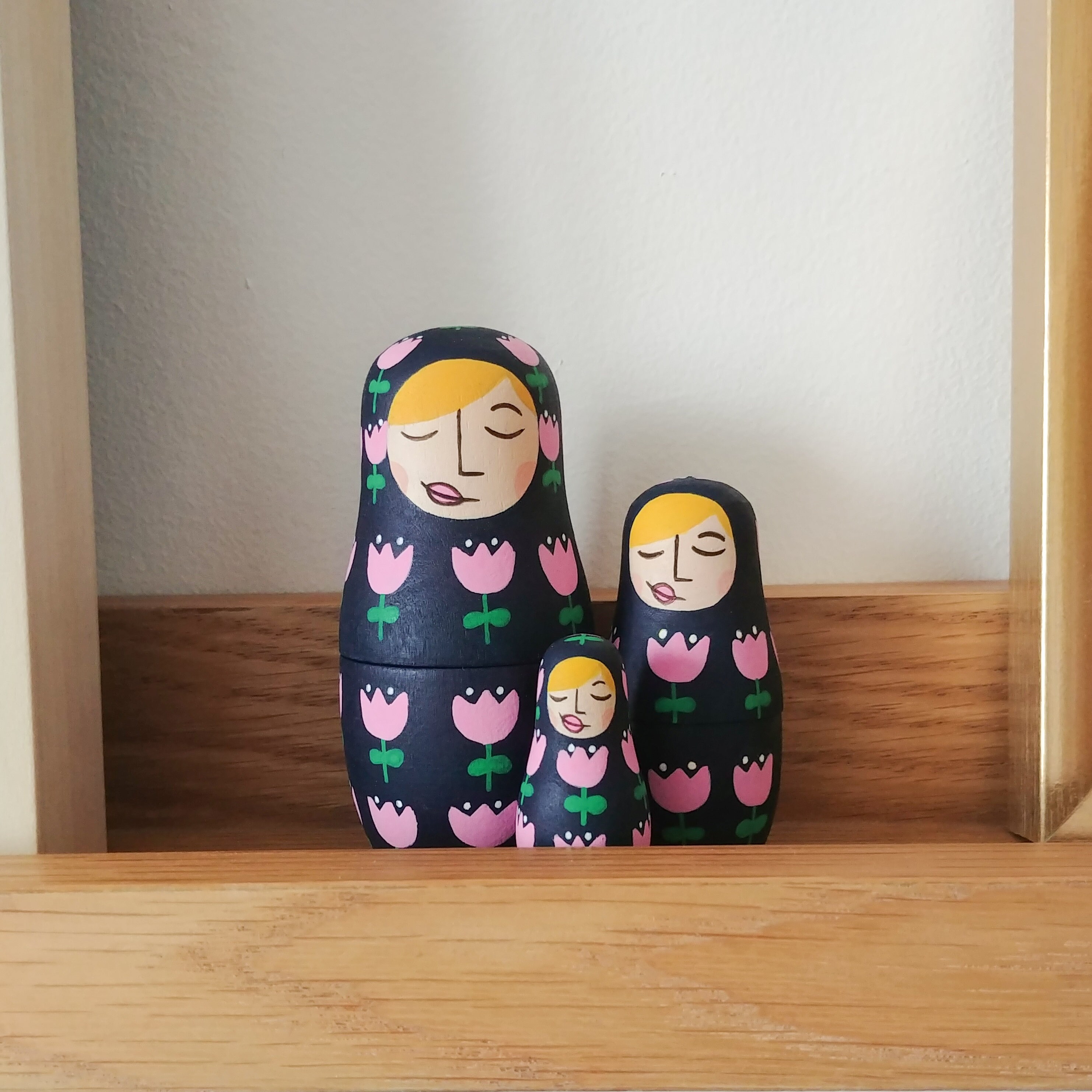 Ludmila - Poupées Russes Modernes Motif Tulipe Retro Cute & Modern Nesting Dolls Set Of 3
