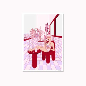 Könnte beinhalten: Minimalistische Illustration einer Person in einem roten Stuhl, die Eis isst. Die Szene spielt in einem rosa gefliesten Raum mit Pflanzen und einem kleinen Tisch. Eine Flasche und ein Objekt befinden sich auf dem Tisch. Das Kunstwerk hat eine begrenzte Farbpalette.