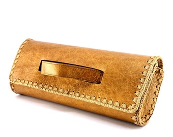 Beige gewaxte leren clutch met gehaakte details. Clutch portemonnee, exclusieve moderne leren tas, leren gehaakte clutch