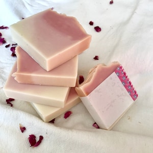 SUN-KISSED STRAWBERRIES, Handcraft Cold Process Soap, All-natural Bath Soap, Gift for Any Occasion, Vegan Soap, 90g( 3.2oz)