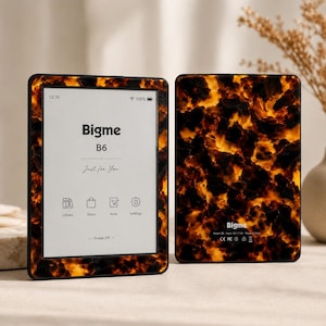 Puede incluir: Dos lectores electrónicos Bigme B6 con marco y parte trasera de patrón de carey. La pantalla frontal muestra el logo Bigme B6, el texto Just for You e iconos de Library, Store, Note y Settings. La parte trasera muestra el logo Bigme y texto.