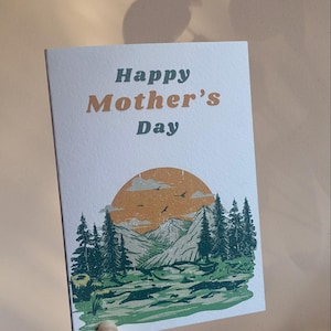 Biglietto d'auguri per la festa della mamma ispirato alla natura: paesaggio montano panoramico