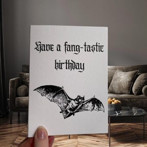 Fantastyczna gotycka kartka urodzinowa z nietoperzem – upiorne i zabawne życzenia urodzinowe