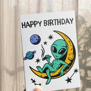 Lustige Geburtstagskarte für Aliens - Weltraum rauchendes Alien auf dem Halbmond - Einzigartiges Kiffer Geburtstagsgeschenk