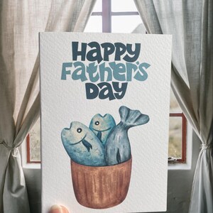 Tarjeta del Día del Padre con un pez en acuarela: «Feliz Día del Padre» – Tarjeta rústica inspirada en la pesca