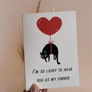 Tarjeta de San Valentín con un gato divertido: «Qué suerte tengo de tenerte como dueño»