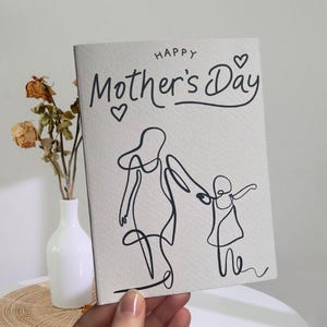 Carte de fête des Mères en un dessin - Mère tenant la main de l'enfant
