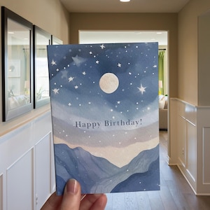 Cartão de Feliz Aniversário Celestial – Paisagem de Montanha ao Luar