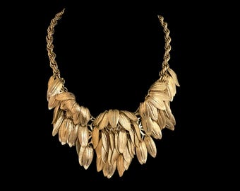 Collar babero Napier Doris Day de los años 50: hojas troqueladas en tono dorado, pieza rara de un libro de Eugene Bertolli.