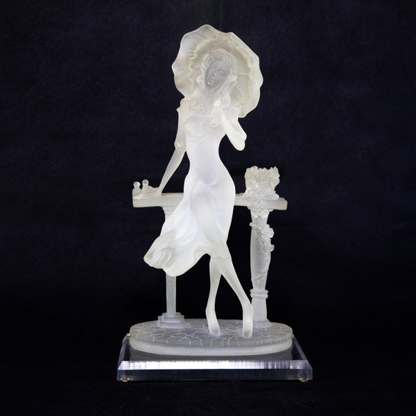 Crosa vintage des années 1990 Art déco figurine en résine moulée d'une dame avec un parasol monté sur une base en Lucite claire rayonnant belle lueur