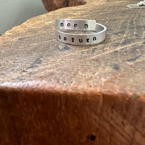 Hand gestempelt verstellbare Wrap Ring Schmuck Mond Saturn benutzerdefinierte Name Taylor personalisierte Geschenk vorhanden Weihnachten bday schnelle Lieferung x