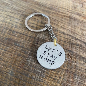 Hand gestempelt personalisierte silberne runde Schlüsselring Schlüsselanhänger LET’S STAY HOME New Home Geschenk Einweihungsparty Spaß Andenken Geburtstag Spaß Liebe Freund