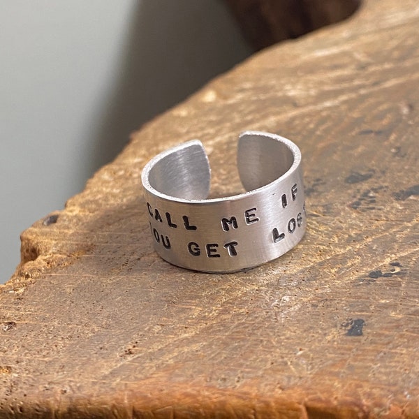 Bague manchette réglable personnalisée en aluminium argenté estampée à la main, cadeau phrase amusante « Appelez-moi si vous vous perdez » par le créateur du T !