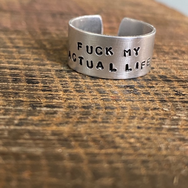 Bague de manchette réglable personnalisée en aluminium argenté estampée à la main, bijoux grossiers drôles Fuck my real life Noël anniversaire ami cadeau x