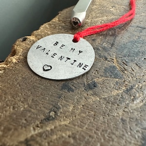 Hand gestempelt LOVE Card Geschenk Token Fun Tags Geburtstag Tasche Hug Good Luck Happiness Andenken Einzigartige Brieftasche Komfort Valentine Dating Subtil