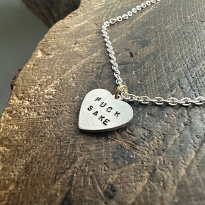 Colgante de corazón de plata personalizado con sello a mano con la palabra FUCK SAKE, collar divertido para mamá, regalo de joyería, insulto grosero, regalo de cumpleaños, Navidad, día de la madre