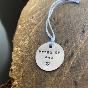 Hand gestempelt personalisierte benutzerdefinierte Silberanhänger Tasche Brieftasche Charme Token Andenken Stolze Liebe Andenken Unterstützung Geschenk Prüfungen Neuer Job Universität x