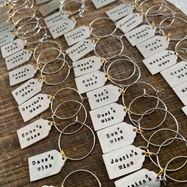 Dijes de copa de vino de aluminio plateado personalizados y estampados a mano. Regalo de recuerdo para despedida de soltera, boda, nombre divertido, ubicación única y personalizada para Navidad.