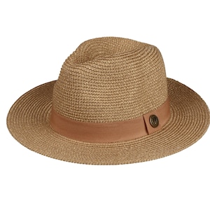Puede incluir: Un sombrero fedora de paja marrón con una cinta marrón y un botón en el lateral.