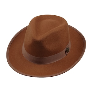 Può includere: Un cappello fedora marrone con un nastro marrone e un piccolo bottone sul lato.