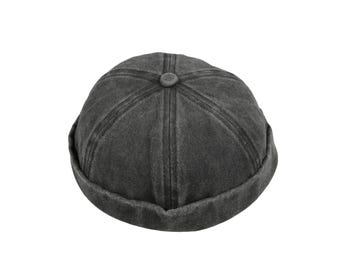 Gorro estilo marinheiro em algodão preto lavado, sem aba e com barra dobrada, tingido com pigmento, para uso urbano, ideal para trabalhadores portuários.