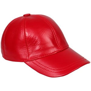 Op de afbeelding: Een felrode baseballcap van leer. De cap heeft een gebogen klep, een ronde kroon en een klein knoopje bovenop. Zichtbare stiksels benadrukken het klassieke ontwerp.