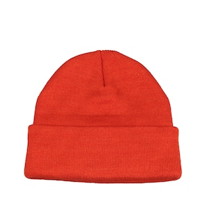 Könnte beinhalten: Eine einfarbige rote Mütze. Die Mütze ist aus weichem, gestricktem Stoff.