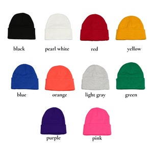 K&ouml;nnte beinhalten: Zehn verschiedene farbige Strickm&uuml;tzen. Die Farben sind Schwarz, Perlwei&szlig;, Rot, Gelb, Blau, Orange, Hellgrau, Gr&uuml;n, Lila und Pink.