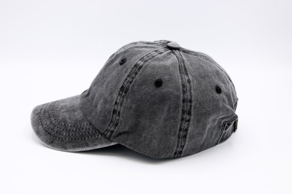 Berretto da baseball alla moda con motivo a righe bianche e nere