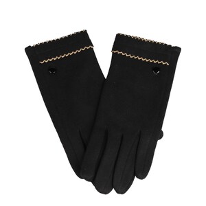 Puede incluir: Un par de guantes negros con un ribete dorado decorativo en el puño. Cada guante tiene un pequeño detalle de botón negro. Los guantes están hechos de un material suave y son adecuados para el clima frío.