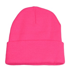 Könnte beinhalten: Eine leuchtend pinkfarbene Strickmütze.