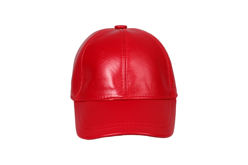 Op de afbeelding: Een felrode baseballcap met een gebogen klep. De cap is gemaakt van een glad, glanzend materiaal, waarschijnlijk leer, en heeft een klein knoopje bovenop. Een opvallend modeaccessoire.