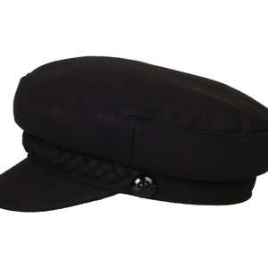Puede incluir: Una gorra de lana negra con una banda trenzada y un botón en el lateral.