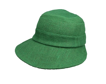 Puede incluir: Un sombrero de paja tejido, de ala ancha, de color verde, con una corona ligeramente redondeada.