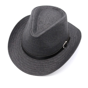 K&ouml;nnte beinhalten: Ein grauer Fedora-Hut mit einem schwarzen Lederband und einer silbernen Schnalle.