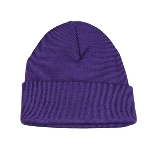 Könnte beinhalten: Eine violette Strickmütze.