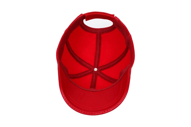 Op de afbeelding: Een felrode baseballcap, van binnenuit bekeken, met de interne structuur. De cap heeft een gebogen klep en een verstelbare band. De binnenkant heeft een donkerrode voering en een centrale knop.