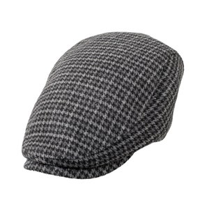 Puede incluir: Una gorra plana de lana con estampado gris y negro.